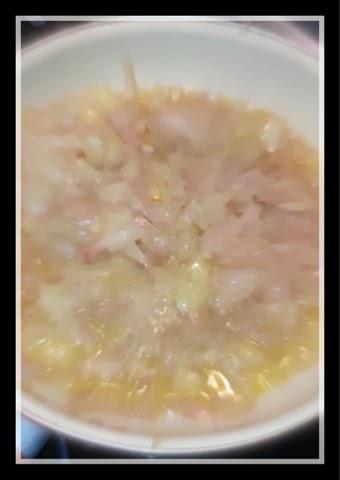 Cestillos de solomillo de cerdo con cebolla caramelizada y mostaza de pimienta verde