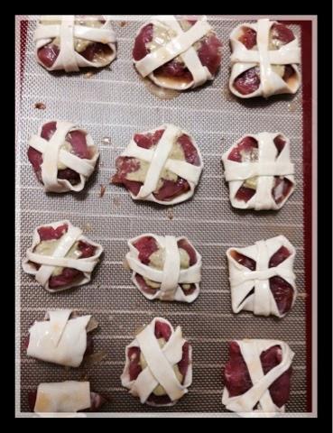 Cestillos de solomillo de cerdo con cebolla caramelizada y mostaza de pimienta verde