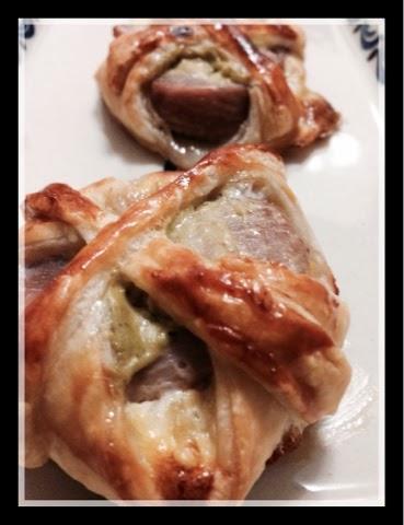 Cestillos de solomillo de cerdo con cebolla caramelizada y mostaza de pimienta verde