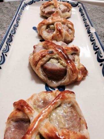 Cestillos de solomillo de cerdo con cebolla caramelizada y mostaza de pimienta verde