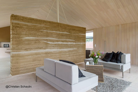 Sala de estar en el amplio espacio interior de la planta alta