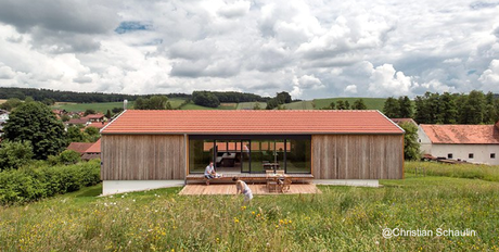 Vista trasera de la casa contemporánea de granjero