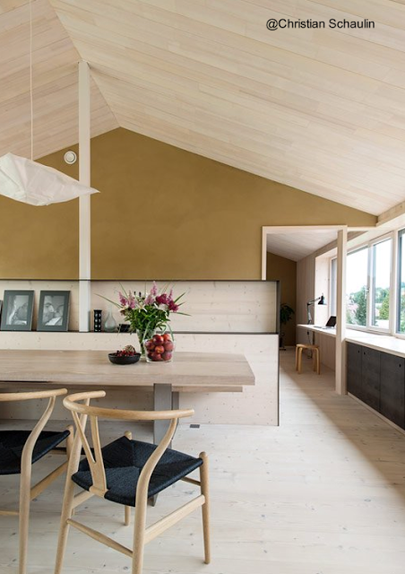 Comedor en el interior de la casa de granjero estilo Contemporáneo