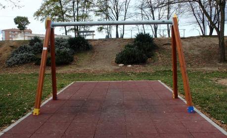 Vuelven a robar el columpio adaptado a discapacitados en el Ayuntamiento de La Bañeza (León) Los ladrones se llevaron el columpio del parque del Dragón.