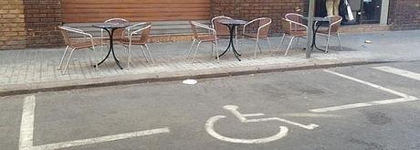 Una plaza para discapacitados con pocas facilidades