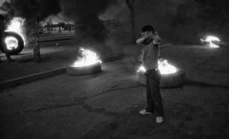 Niño en las barricadas en Villa Francia, Santiago (1985)