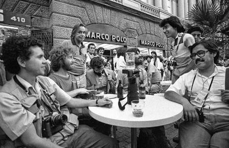 El fotógrafo para tomar un descanso después de una manifestación en contra de la dictadura en Santiago el 16 de  02 1986<br alt=