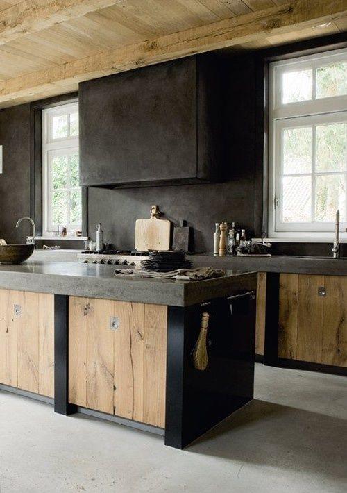 Combinando la madera con el color negro conseguimos un grado de modernidad extra y en ocasiones, todo lo contrario, aportando el color negro un toque muy rústico en la decoración de la cocina.