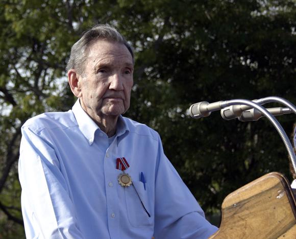 Ramsey Clark le habla al pueblo holguinero tras ser condecorado con la Orden de la Solidaridad. Foto: Daylén Vega / Cubadebate.