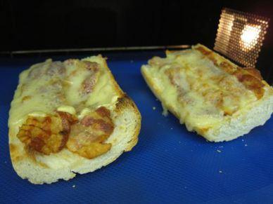 BLT sandwich con queso gruyere