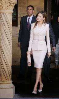 Letizia fiel a  Felipe Varela y Hugo Boss, en su viaje a California