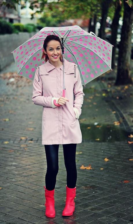 TENDENCIA: ABRIGO ROSA Y BOTAS DE AGUA