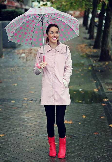 TENDENCIA: ABRIGO ROSA Y BOTAS DE AGUA