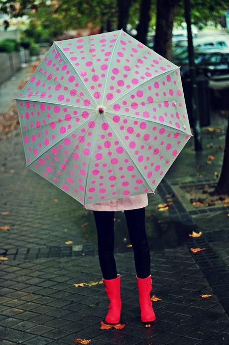 TENDENCIA: ABRIGO ROSA Y BOTAS DE AGUA