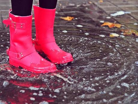 TENDENCIA: ABRIGO ROSA Y BOTAS DE AGUA