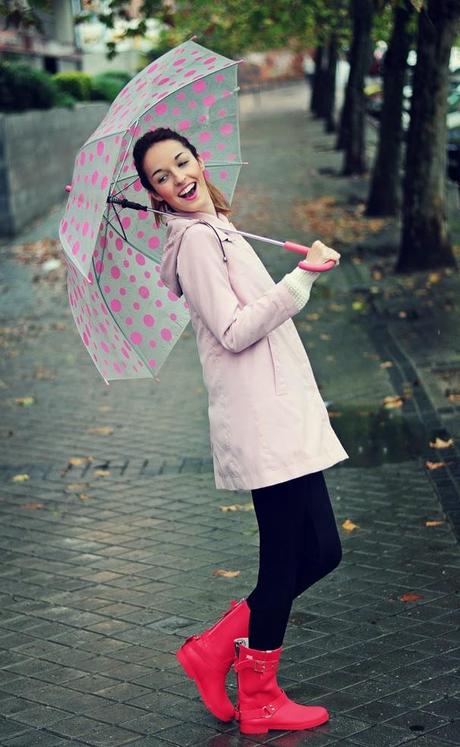 TENDENCIA: ABRIGO ROSA Y BOTAS DE AGUA