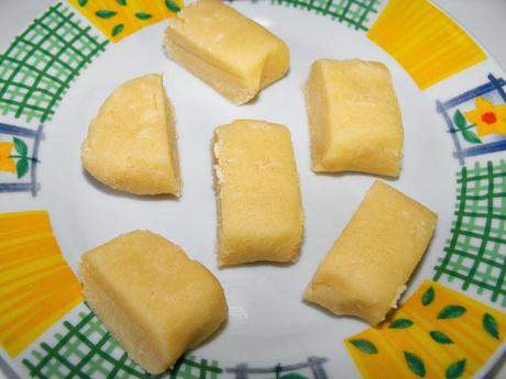 Galletas con caramelo tipo twix, cubiertas de chocolate blanco.