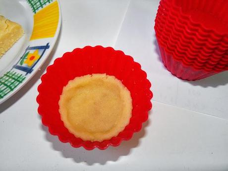 Galletas con caramelo tipo twix, cubiertas de chocolate blanco.