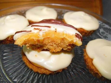 Galletas con caramelo tipo twix, cubiertas de chocolate blanco.