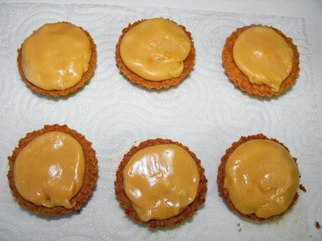 Galletas con caramelo tipo twix, cubiertas de chocolate blanco.