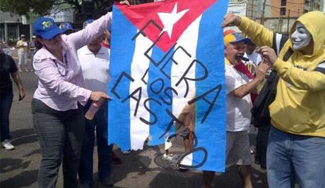 fueraloscastro Ay, se quema mi bandera Yusnaby quema bandera cuba venezuela bloguero cubano blogs de cuba blog cuba bandera cubana 