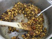 Bacalao a la miel de naranjo y trompetas de la muerte//Garbanzos con butifarra negra y níscalos de botón.   Bacallà a la mel de taronger i trompetes de la mort, cigrons amb botifarra i rovellons de botó