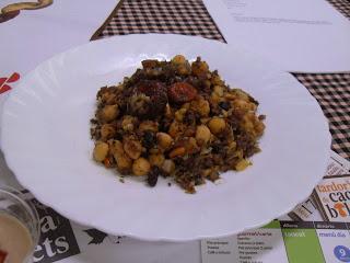 Bacalao a la miel de naranjo y trompetas de la muerte//Garbanzos con butifarra negra y níscalos de botón.   Bacallà a la mel de taronger i trompetes de la mort, cigrons amb botifarra i rovellons de botó