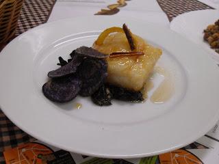 Bacalao a la miel de naranjo y trompetas de la muerte//Garbanzos con butifarra negra y níscalos de botón.   Bacallà a la mel de taronger i trompetes de la mort, cigrons amb botifarra i rovellons de botó
