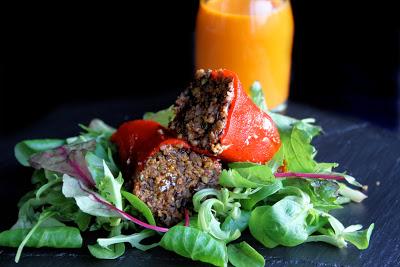 Pimientos de piquillos rellenos de morcilla vegana