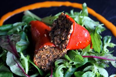 Pimientos de piquillos rellenos de morcilla vegana