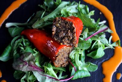 Pimientos de piquillos rellenos de morcilla vegana