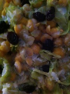 Garbanzos con repollo y salsa de kéfir