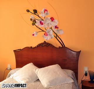 Mural con orquídeas en habitación