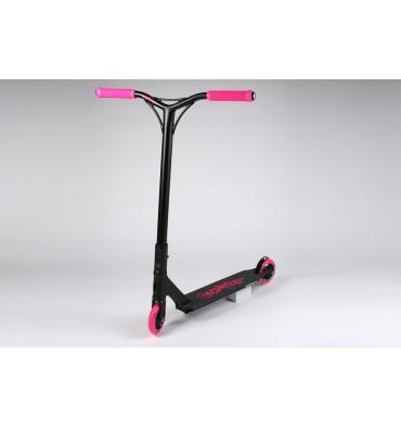 El scooter completo Sacrifice System-X establece un nuevo estándar en scooters completos.  Incorpora  las gama de piezas más ligeras  para dar como resultado un scooter extremadamente ligero y duradero.