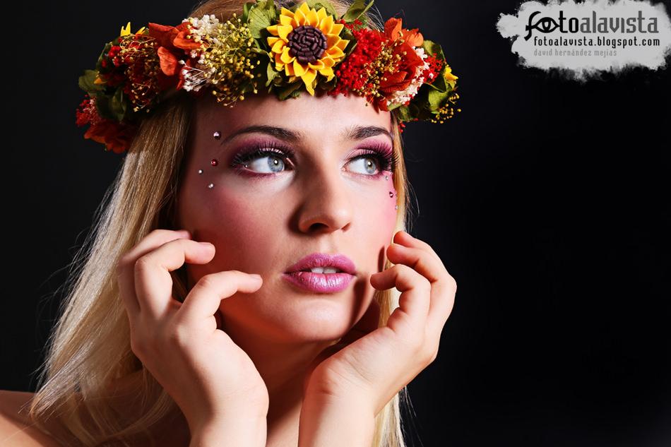 Coronada con flores. Modelo: Adelina Seres.