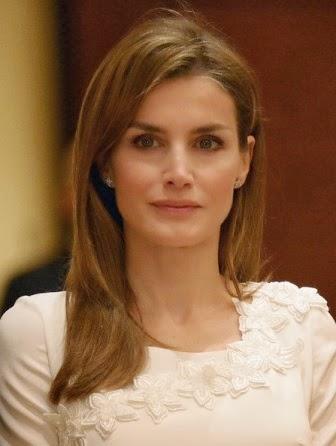 Dña. Letizia, elegante estilo en Miami con vestido blanco de Varela