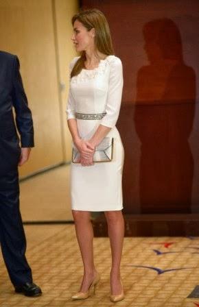 Dña. Letizia, elegante estilo en Miami con vestido blanco de Varela