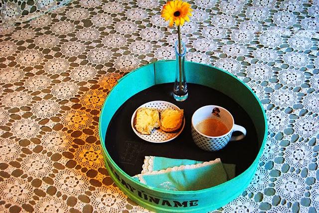 DIY: Hacer una bandeja con una caja de arenques encontrada en la calle