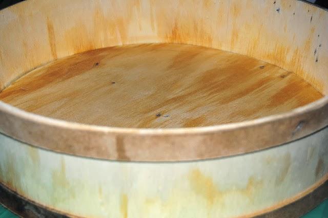 DIY: Hacer una bandeja con una caja de arenques encontrada en la calle