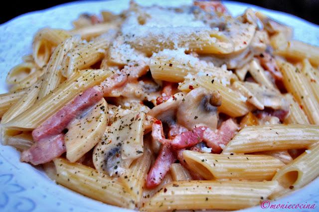 MACARRONES CON BACON Y CHAMPIÑONES