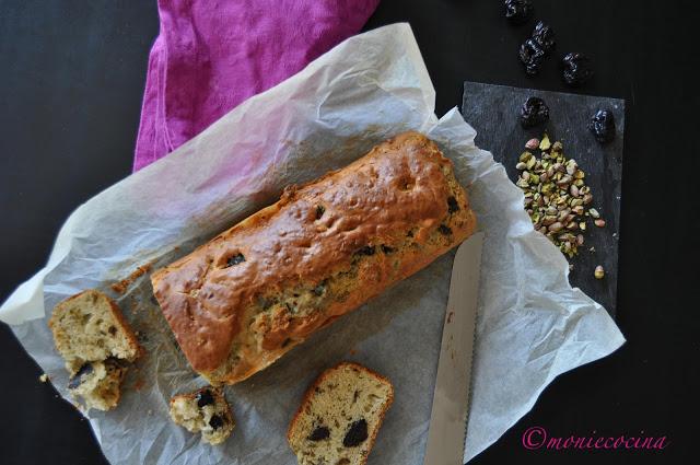 PAN DE CIRUELAS, PISTACHOS Y ROQUEFORT