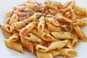 Pasta con atún y tomate