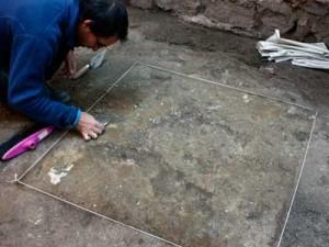 Arqueologo excavando los Baños del Angel en Toledo