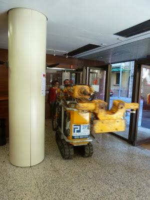 Como meter una máquina de micropilotes en un Colegio de Aparejadores y no morir en el intento.