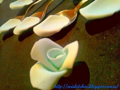 Tutorial: Rosas de fondant -de paso os enseño la familia de abejitas de fondant-