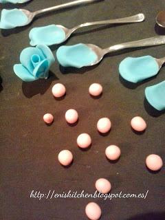 Tutorial: Rosas de fondant -de paso os enseño la familia de abejitas de fondant-