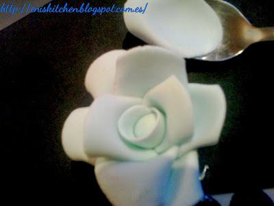 Tutorial: Rosas de fondant -de paso os enseño la familia de abejitas de fondant-