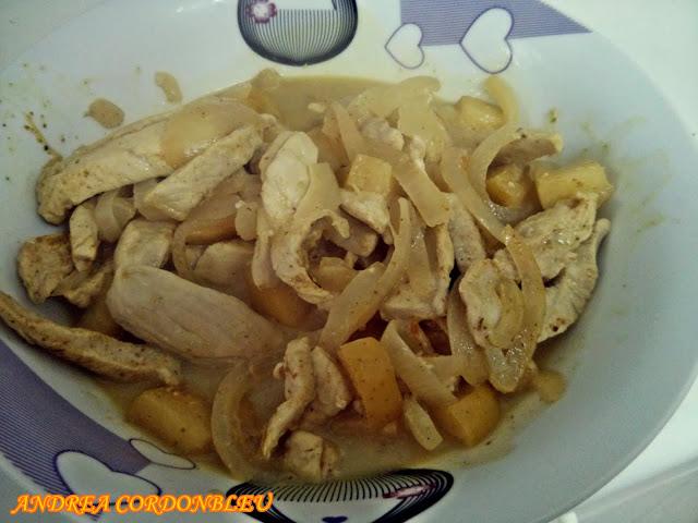 POLLO CON CEBOLLA, MANZANA, CURRY Y LECHE DE COCO