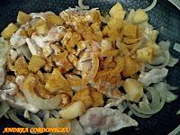 POLLO CON CEBOLLA, MANZANA, CURRY Y LECHE DE COCO