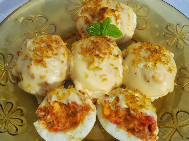 Huevos rellenos gratinados